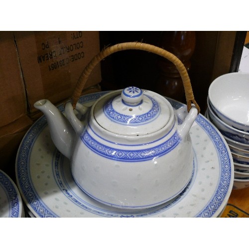 261 - VERY LARGE QUANTITY OF BLUE AND WHITE CHINESE TABLEWARE - SPOONS, BOWLS, PLATES ETC.