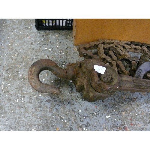 270 - LARGE HEAVY HAND WINCH AND CHAIN.