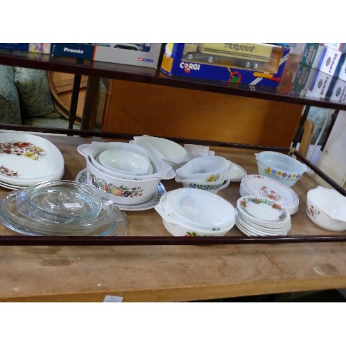 344 - COLLECTION OF RETRO PIREX INCLUDING PLATES AND OVENWARE.