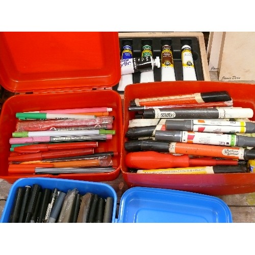 370 - BOX OF ARTISTS ACRYLIC PAINTS, A TRAY OF FINE POINT PENS AND A TRAY OF MARKERS.