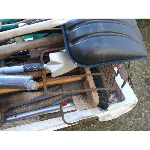 309 - QUANTITY OF LONG-HANDLED GARDEN TOOLS.