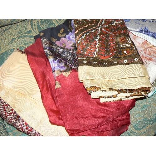 415 - SELECTION OF LINEN INCLUDING NEW TOWELS IN PACKAGING, TABLE CLOTH WITH MATCHING NAPKINS, CHRISTMAS T... 