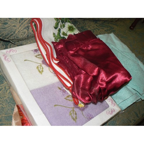 415 - SELECTION OF LINEN INCLUDING NEW TOWELS IN PACKAGING, TABLE CLOTH WITH MATCHING NAPKINS, CHRISTMAS T... 