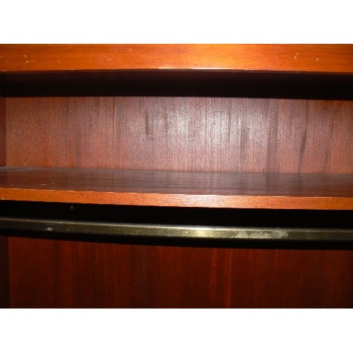 407 - MAHOGANY DOUBLE WARDROBE WITH DRAWER BELOW.