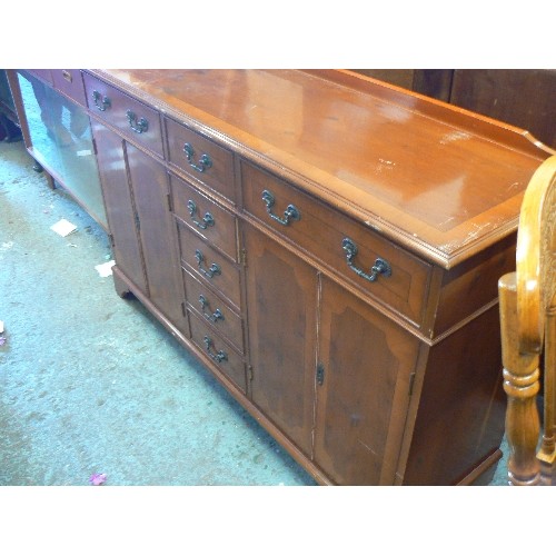 425 - VENEERED SIDEBOARD, WELL MADE, FIVE CENTRAL DOORS, TWO TOP DRAWERS, TWO CUPBOARDS.