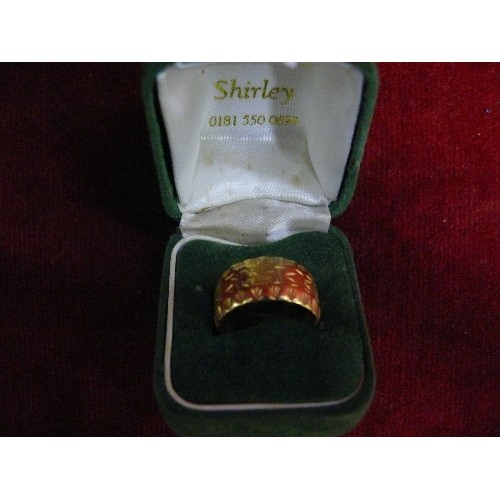 11 - A 22ct GOLD ENGRAVED WEDDING BAND SIZE O WEIGHT 8.12gr.