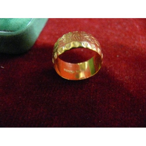 11 - A 22ct GOLD ENGRAVED WEDDING BAND SIZE O WEIGHT 8.12gr.