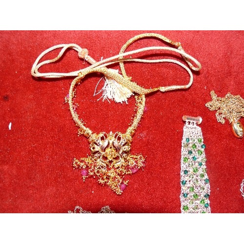 59 - COSTUME JEWELLERY INCLUDING A 'SILVER' MESH AND GREEN STONE BRACELET, GILT METAL NECKLACES, BROOCHES... 