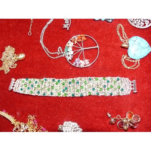 59 - COSTUME JEWELLERY INCLUDING A 'SILVER' MESH AND GREEN STONE BRACELET, GILT METAL NECKLACES, BROOCHES... 