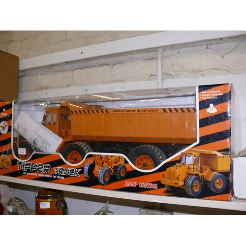 489 - LARGE REMOTE CONTROL TIPPER TRUCK, BOXED.