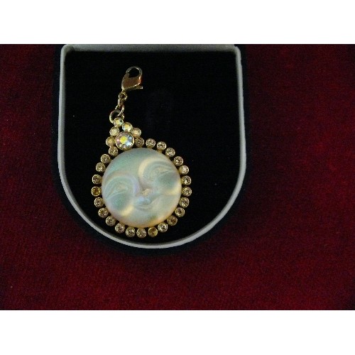 36 - A NEW YORK FASHION PENDANT BY KIRL FOLLY HOLOGRAPHIC (VENUS SEAVIEW MOON).