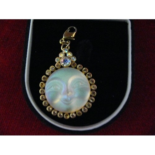 36 - A NEW YORK FASHION PENDANT BY KIRL FOLLY HOLOGRAPHIC (VENUS SEAVIEW MOON).