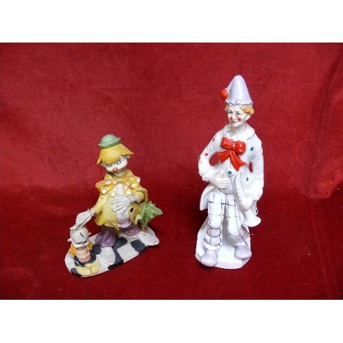 39 - TWO CLOWN FIGURES, ONE IN PORCELAIN AND ONE IN RESIN.