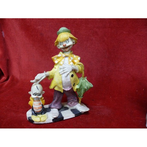 39 - TWO CLOWN FIGURES, ONE IN PORCELAIN AND ONE IN RESIN.