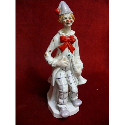 39 - TWO CLOWN FIGURES, ONE IN PORCELAIN AND ONE IN RESIN.