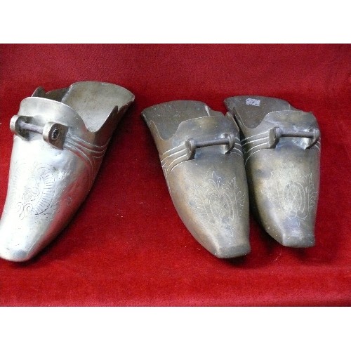 207F - A pair of vintage brass Spanish Conquistador type shoe stirrups with engraving to tops and a further... 