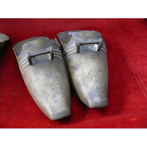 207F - A pair of vintage brass Spanish Conquistador type shoe stirrups with engraving to tops and a further... 