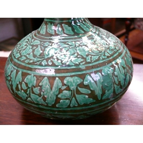 102 - A  ceramic bottle vase hand decorated in green leaf pattern - probably Bombay 19th century - 24cm - ... 