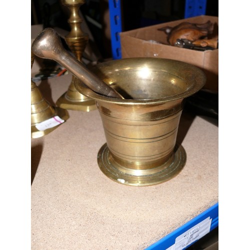 126 - Antique English brass apothecary Pestle & Mortar with a lot of wear from usage