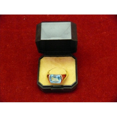 17F - A STUNNING 9ct GOLD DESIGNER RING WITH BRIGHT BLUE INDUSTRIAL SAPPHIRE SIZE Z WEIGHT 6.25gr