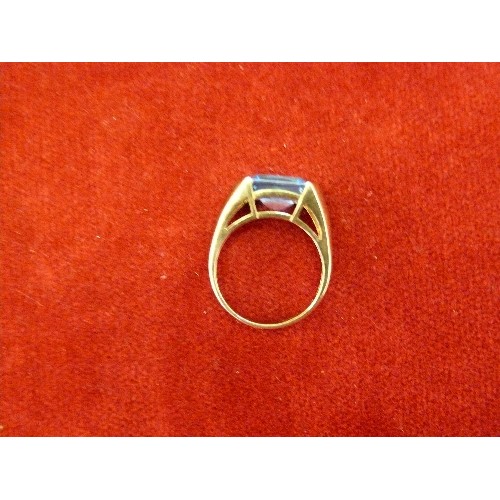 17F - A STUNNING 9ct GOLD DESIGNER RING WITH BRIGHT BLUE INDUSTRIAL SAPPHIRE SIZE Z WEIGHT 6.25gr