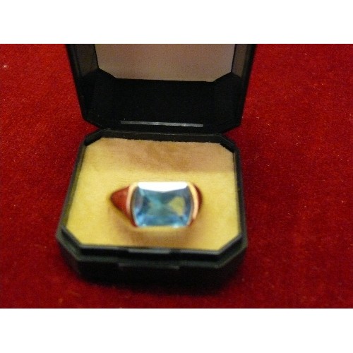 17F - A STUNNING 9ct GOLD DESIGNER RING WITH BRIGHT BLUE INDUSTRIAL SAPPHIRE SIZE Z WEIGHT 6.25gr