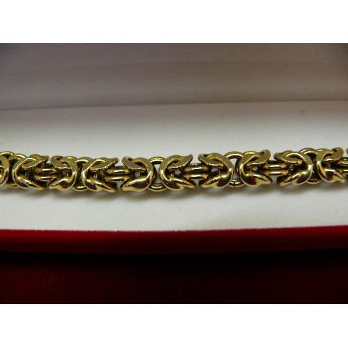 17D - A VERY FINE ITALIAN FASHION JEWELLERY BRACELET INTRICATELY WOVEN GOLD LINKS 9ct GOLD WEIGHT 18.97gr