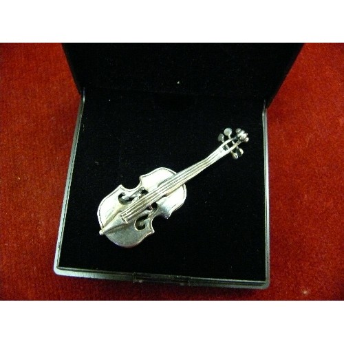 31L - A SOLID SILVER VIOLIN BROOCH WITH BOX