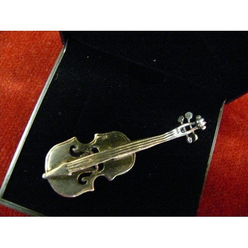 31L - A SOLID SILVER VIOLIN BROOCH WITH BOX