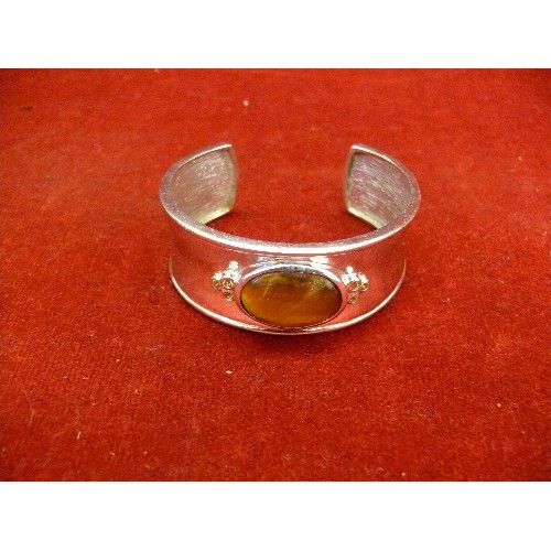 31D - A SOLID SILVER ITALIAN DESIGNER BRACELET BANGLE WITH FINE OVAL STONE