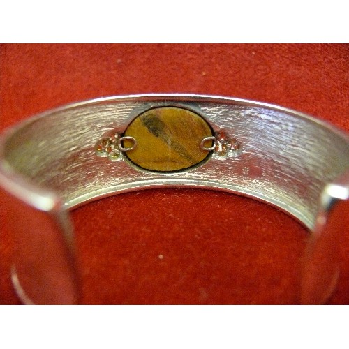 31D - A SOLID SILVER ITALIAN DESIGNER BRACELET BANGLE WITH FINE OVAL STONE