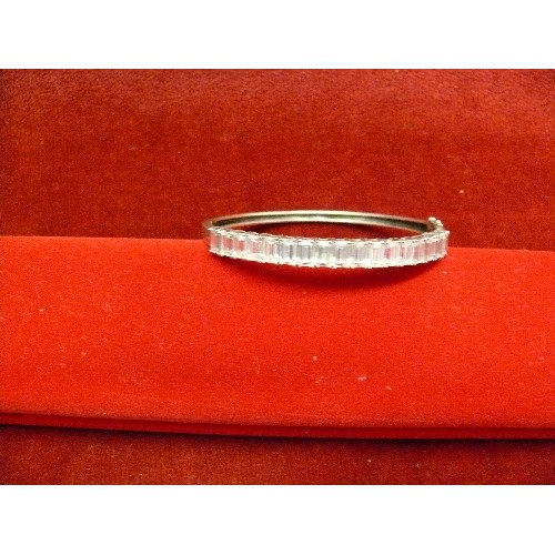 31F - A SOLID SILVER BANGLE BRACELET WITH 17 CLEAR WHITE CRYSTALS