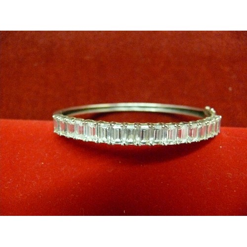 31F - A SOLID SILVER BANGLE BRACELET WITH 17 CLEAR WHITE CRYSTALS