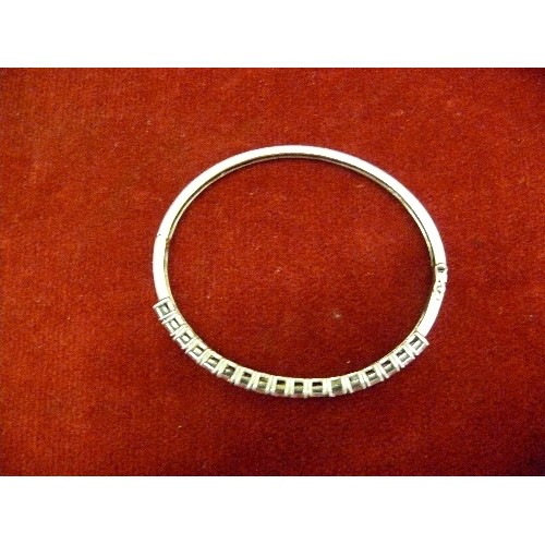 31F - A SOLID SILVER BANGLE BRACELET WITH 17 CLEAR WHITE CRYSTALS