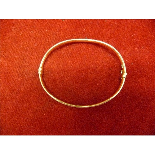 17G - A BEAUTIFUL DESIGNER BRACELET IN 9ct GOLD WAVEY LINES TO CONTOUR THE WRIST WITH WORKED GOLD TO MAKE ... 