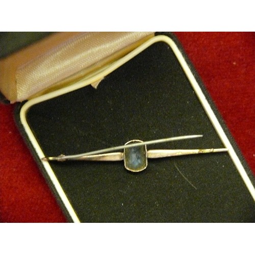 34 - A 9ct ROSE GOLD BAR BROOCH WITH LIGHT BLUE CRYSTAL STONE WEIGHT 3.59gr