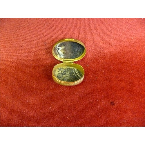 55 - AN EARLY SNUFF BOX MADE FROM A FINE AGATE BOTH SIDES WITH GILDED BANDING. SOME SNUFF STILL INSIDE