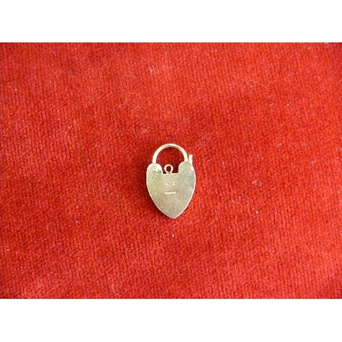 13J - A 9ct gold heart shaped padlock clasp - 2.6 grams - London hallmark