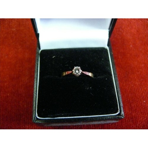 15 - A beautiful 18ct gold diamond solitaire ring, round cut clear diamond - 2 grams