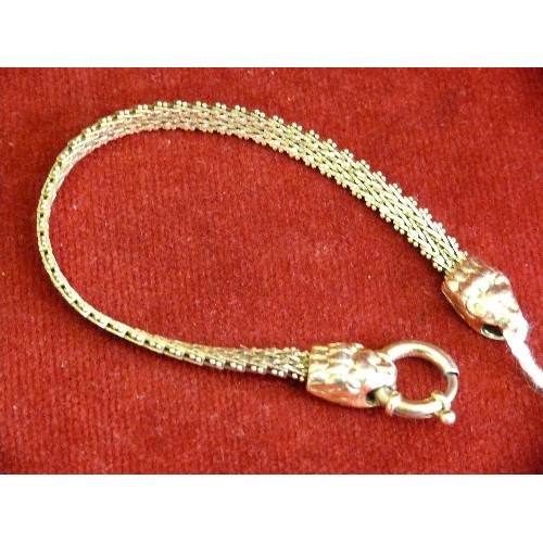 17A - A BEAUTIFUL ITALIAN DESIGNER FASHION JEWELLERY 9ct GOLD SNAKE BRACELET WITH LION HEAD EACH CLASP END... 