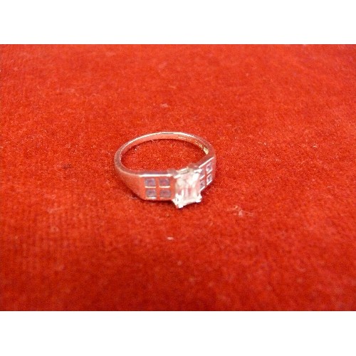 13C - A 14ct GOLD WHITE RING WITH A LARGE WHITE STONE & SMALLER STONES. WEIGHT 3.78gr SIZE T