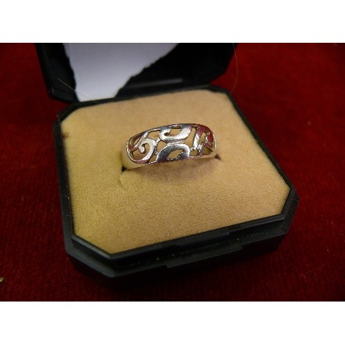 13A - AN 18ct GOLD RING WITH CELTIC DESIGN SIZE P WEIGHT 3.87gr