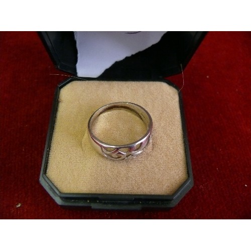 13A - AN 18ct GOLD RING WITH CELTIC DESIGN SIZE P WEIGHT 3.87gr