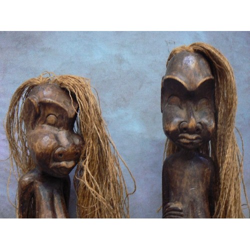 124A - A good pair of tall African tribal female figures in carved wood with jute hair and skirts - the tal... 