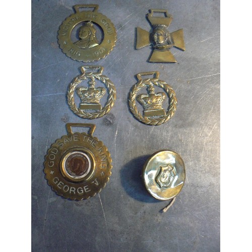 353 - 6 Royal themed horse brasses including 