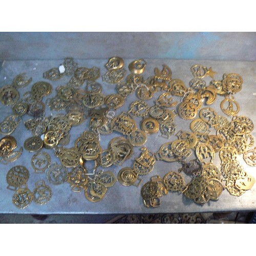 371 - Box of over 120 single horse brasses, antique and 20th Century.