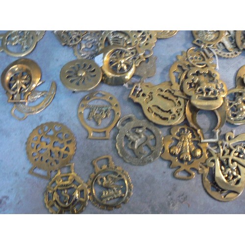 371 - Box of over 120 single horse brasses, antique and 20th Century.