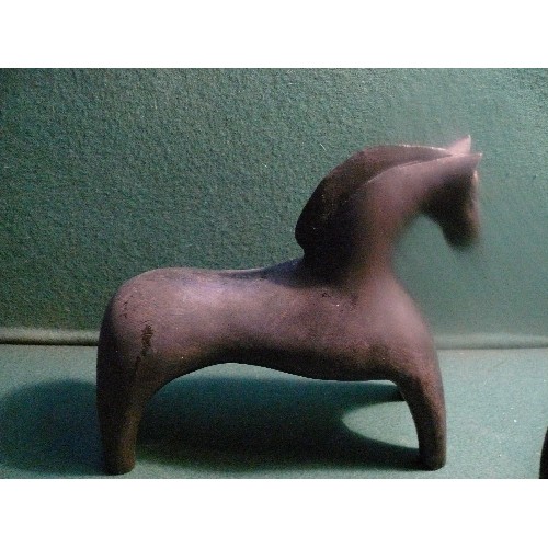 82 - Primitive carved wooden figures of a horse and a cat