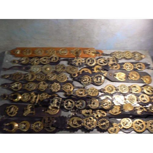 382 - Box of 20 harness & display straps with horse brasses, mostly 20th Century brasses