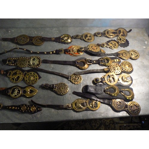 386 - 20 x single & double face piece straps and horse brasses, mostly Victorian or first half 20th Centur... 